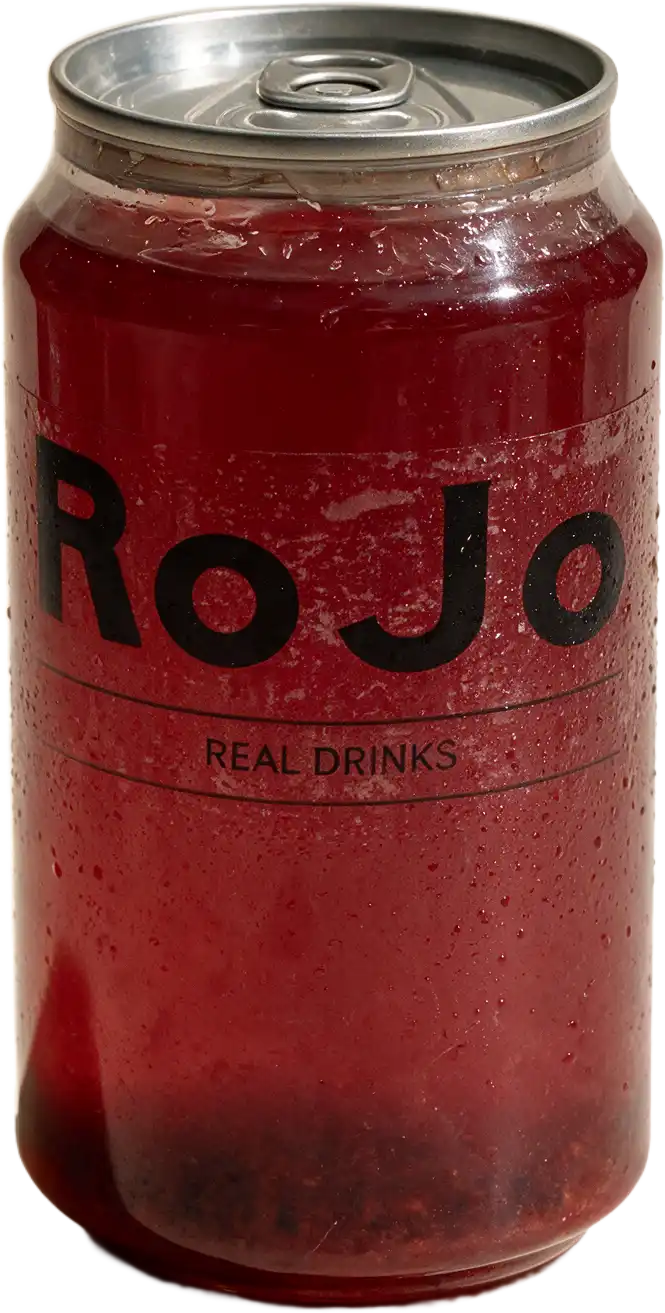 Lata transparente llena de líquido rojo profundo, más oscuro y denso hacia el fondo.