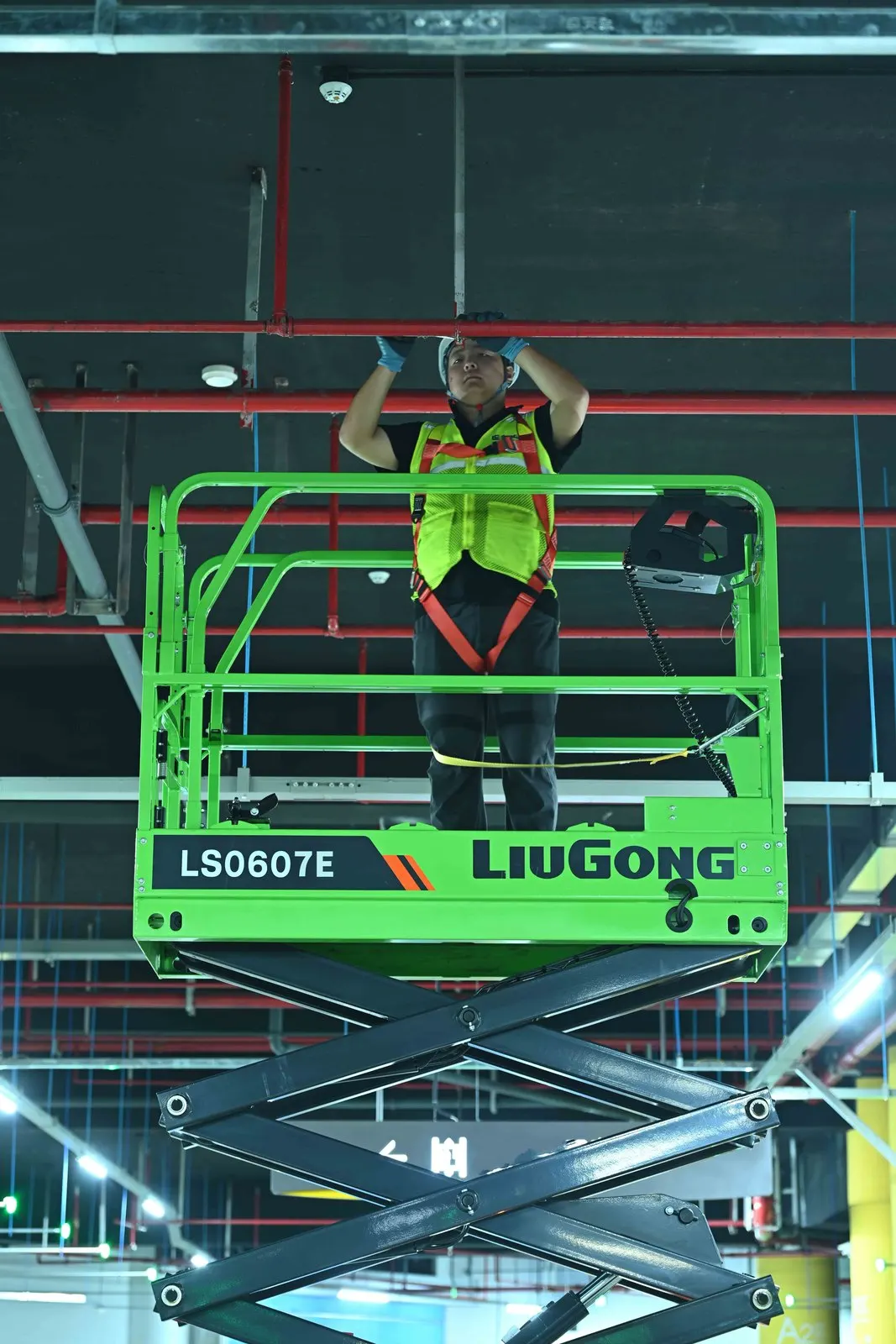 Técnico trabajando en altura sobre plataforma en obra